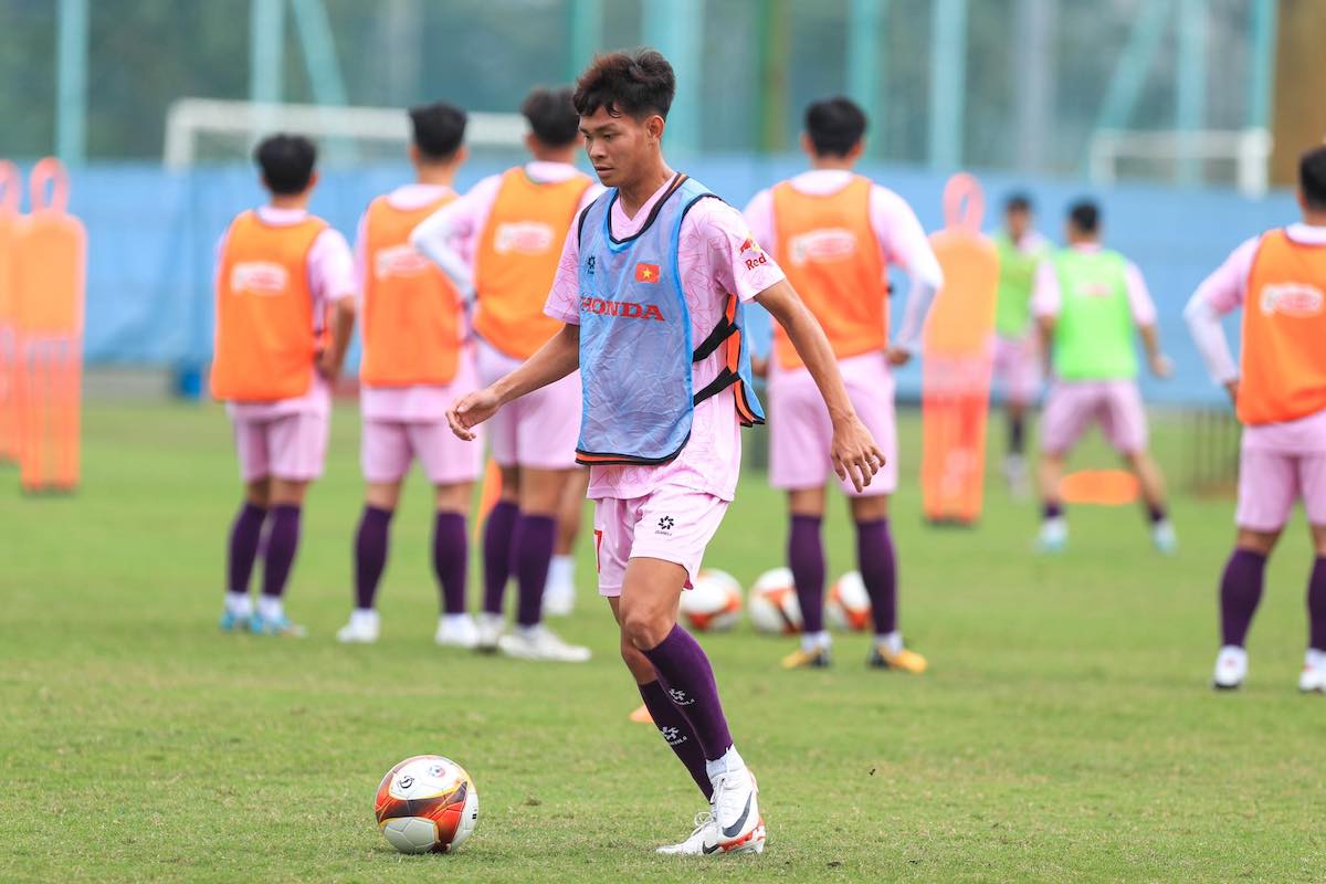 Về phía U23 Việt Nam, các cầu thủ cũng đang nỗ lực tập luyện để ghi điểm trong mắt ban huấn luyện. Nếu thể hiện tốt, một số cầu thủ sẽ được cân nhắc đưa lên đội tuyển quốc gia để tham dự Asian Cup sắp tới.