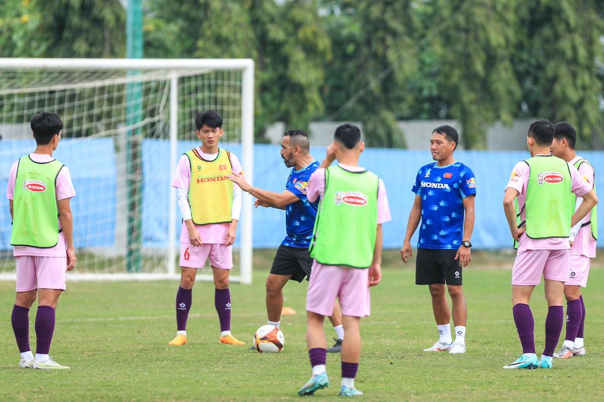 U23 Việt Nam được chia thành các nhóm nhỏ để tập luyện theo giáo án của ban huấn luyện. Trợ lý huấn luyện viên tỉ mỉ hướng dẫn các học trò thực hiện đúng yêu cầu bài tập. 