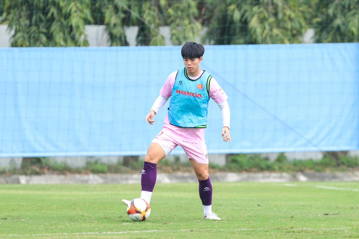 Trung vệ Trần Quang Thịnh cho hay: “Mục tiêu của tôi hay các cầu thủ U23 là cố gắng và mong huấn luyện viên Troussier lựa chọn. Chúng tôi sẽ nỗ lực để được cùng các anh trên đội tuyển Việt Nam dự Asian Cup“. 