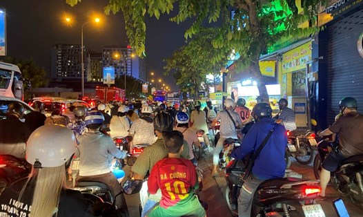 Một vụ ùn tắc trên đường Cộng Hòa (quận Tân Bình) khu vực cửa ngõ sân bay Tân Sơn Nhất tối 8.12.2023. Ảnh: Minh Quân