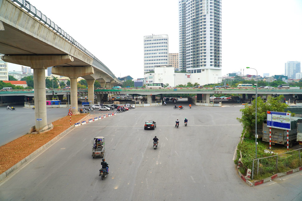 Nút giao Xuân Thủy - Hồ Tùng Mậu thường ngày xe cộ đông đúc thì khung giờ cao điểm chiều nay lượng người tham gia giao thông giảm mạnh ở 4 hướng.