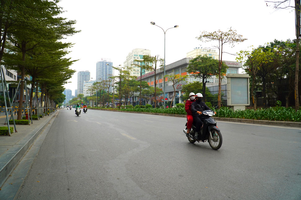 Tại tuyến đường Tôn Thất Thuyết (Cầu Giấy, Hà Nội) lưu lượng giao thông giảm mạnh, người dân đi lại thuận tiện. 