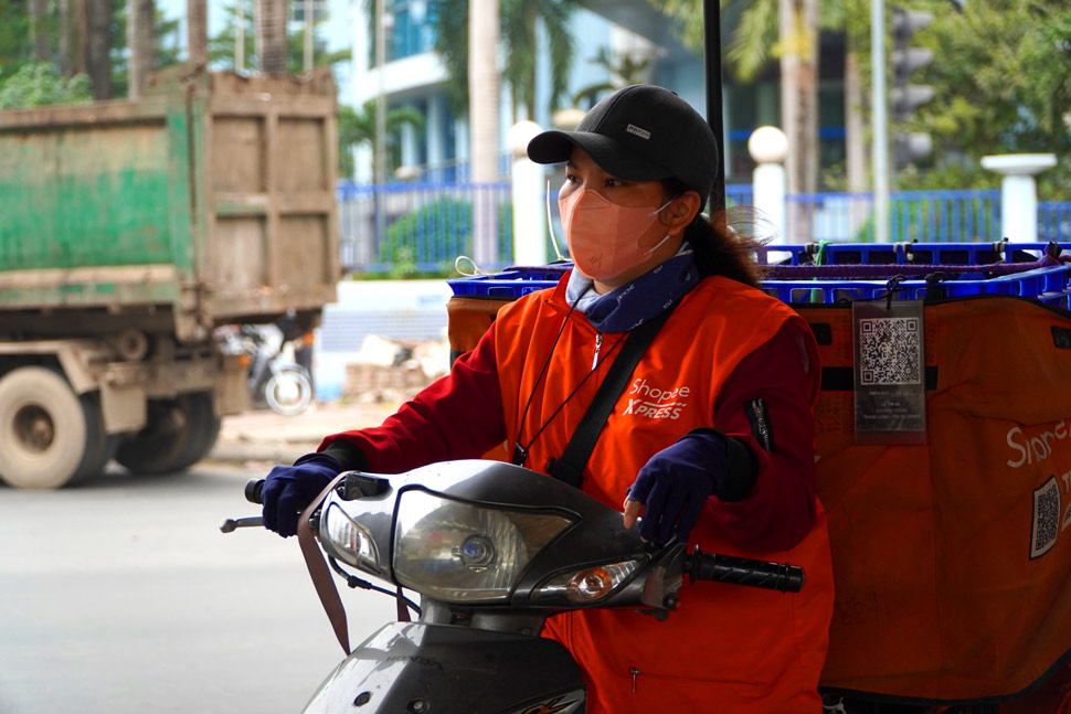 Thường xuyên giao hàng qua khu vực này, chị Lê Thị Nga (Cầu Giấy, Hà Nội) cho biết, ngày thường 