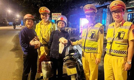 Người dân trên đường về quê đón năm mới bất ngờ khi được Cảnh sát giao thông Đà Nẵng tặng suất ăn. Ảnh: CSGT Đà Nẵng