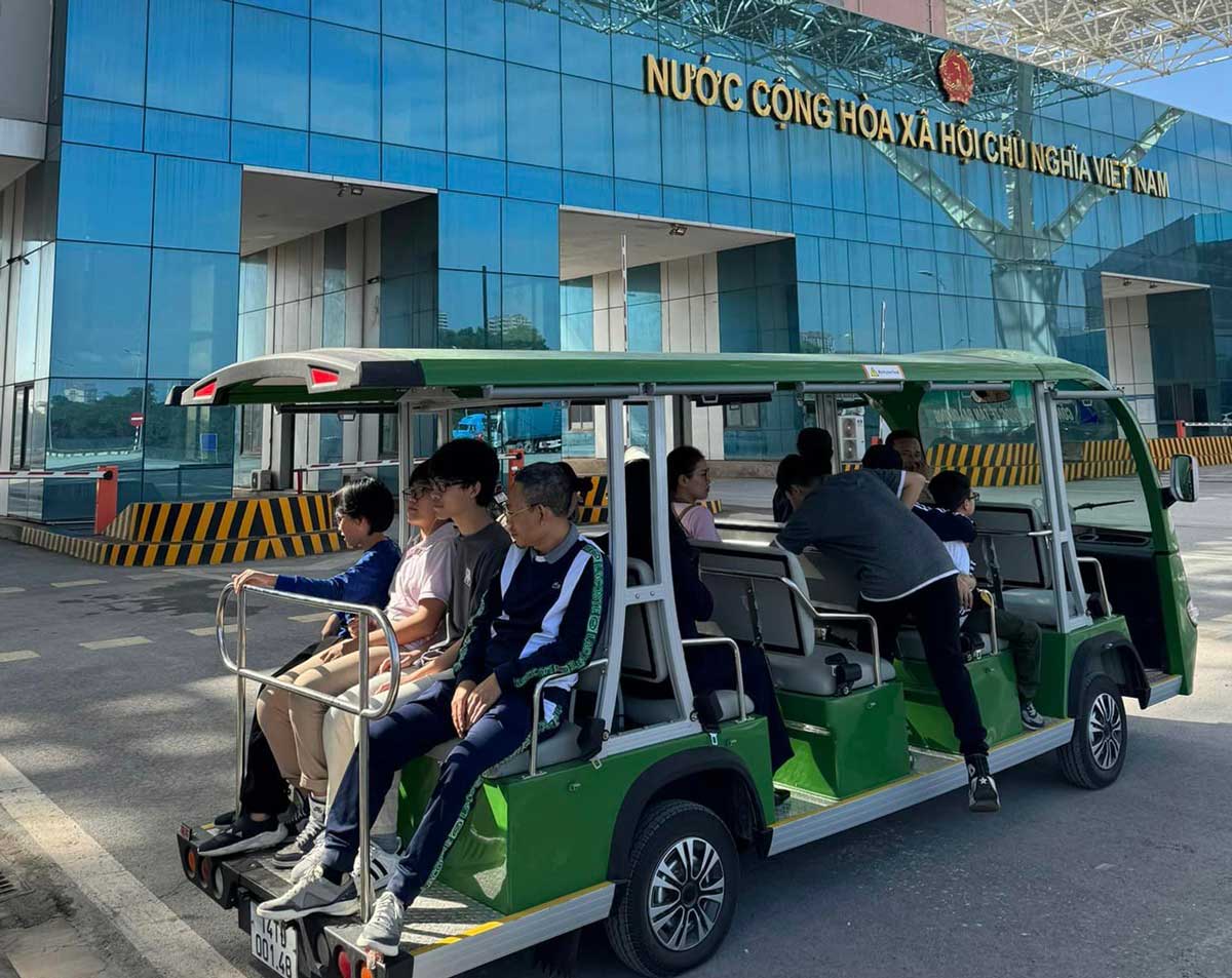 Xe trung chuyển Công ty CP XNK Quốc tế Tân Đại Dương  đưa, đón du khách tại khu vực cửa khẩu. Ảnh: Người dân cung cấp