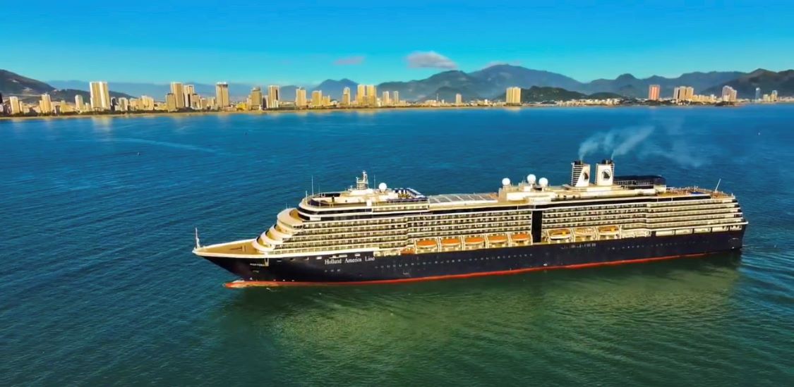 Năm 2023, du lịch tàu biển Khánh Hòa ghi dấu ấn tượng với sự trở lại của các siêu du thuyền. Ảnh: Quốc Bảo