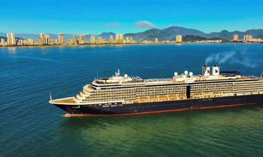 Năm 2023, du lịch tàu biển Khánh Hòa ghi dấu ấn tượng với sự trở lại của các siêu du thuyền. Ảnh: Quốc Bảo