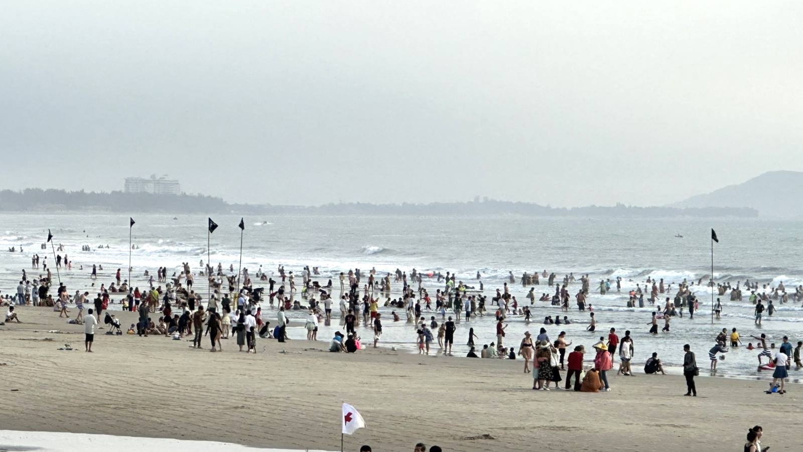 Du khách vui chơi tắm biển vào sáng 31.12 tại Bãi Sau, TP Vũng Tàu. Ảnh: Thành An