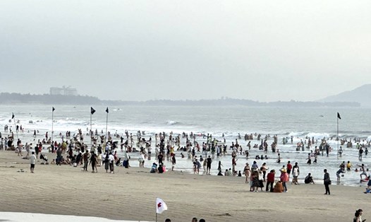 Du khách vui chơi tắm biển vào sáng 31.12 tại Bãi Sau, TP Vũng Tàu. Ảnh: Thành An