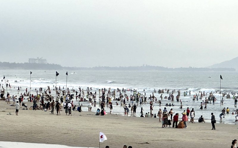 Du khách vui chơi tắm biển vào sáng 31.12 tại Bãi Sau, TP Vũng Tàu. Ảnh: Thành An