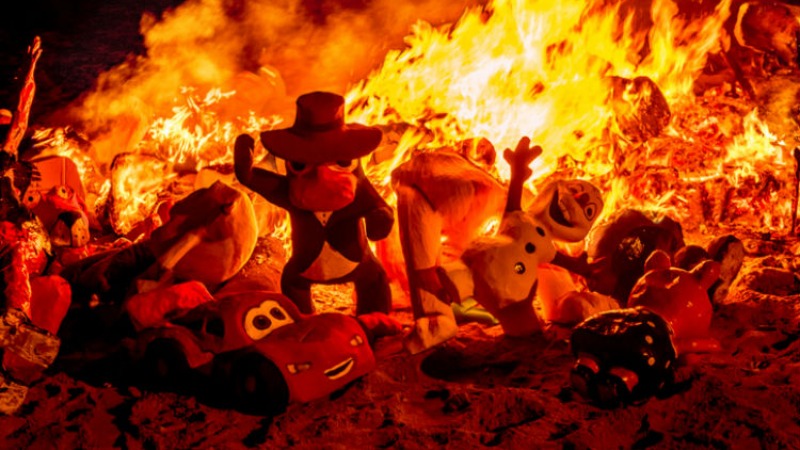 Đốt bù nhìn để xua đuổi xui xẻo là phong tục năm mới ở Ecuador. Ảnh: Xinhua.