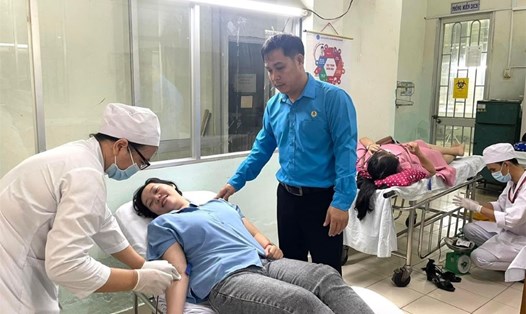 Ông Trần Ngọc Phúc - Chủ tịch CĐVC tỉnh Bình Thuận - động viên các đoàn viên tham gia hiến máu. Ảnh: Duy Tuấn
