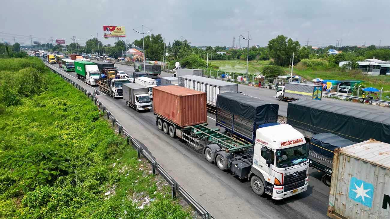 Cao tốc TPHCM - Trung Lương quá tải sẽ được mở rộng lên 8 làn xe.  Ảnh: Hữu Chánh