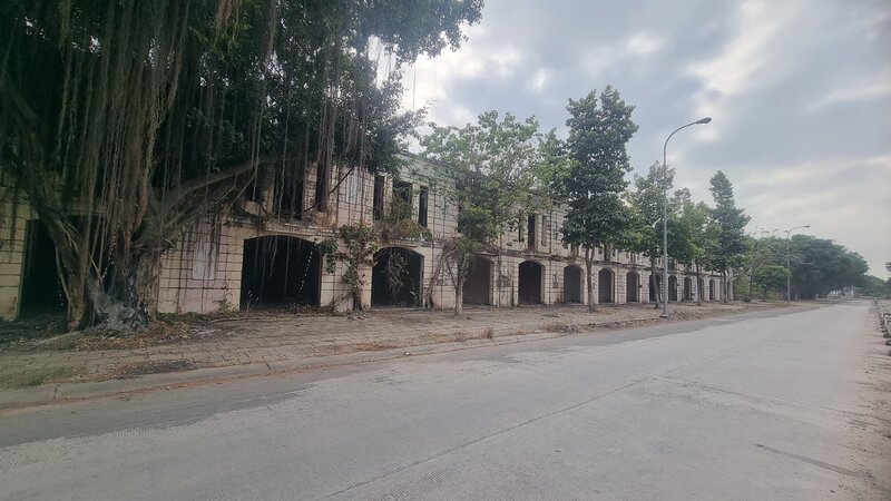 Một trong những dãy nhà phố thương mại ngay cạnh khu vực cửa khẩu Quốc tế Mộc Bài đã bỏ hoang trong nhiều năm qua.