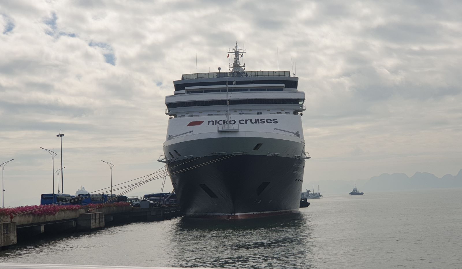Tàu Nicko Cruises lần đầu tiên đến vịnh Hạ Long. Ảnh: Nguyễn Hùng