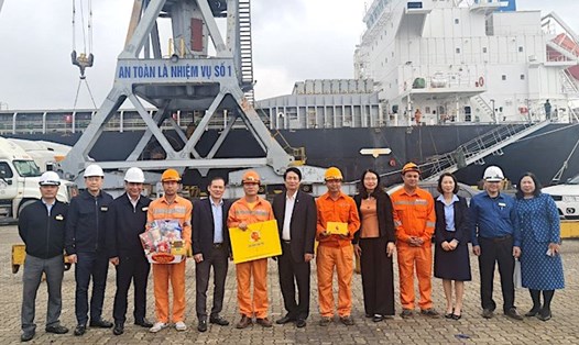 Lãnh đạo Công đoàn Tổng Công ty Hàng hải Việt Nam tặng quà, động viên đoàn viên, người lao động. Ảnh: CĐHHVN