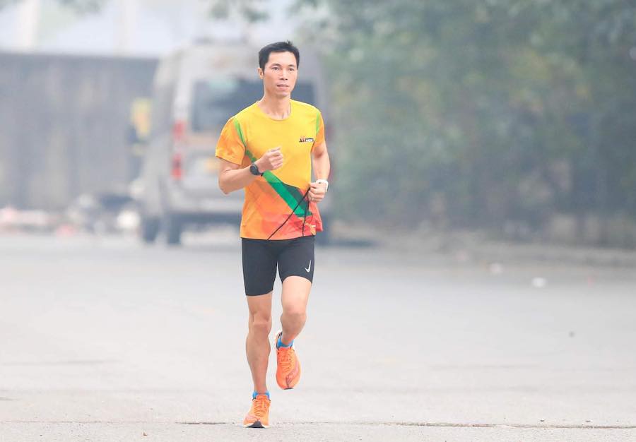 Anh Đào Bá Tuân hoàn thành mục tiêu chạy 21km mỗi ngày trong 1 năm qua. Ảnh: Minh Dân