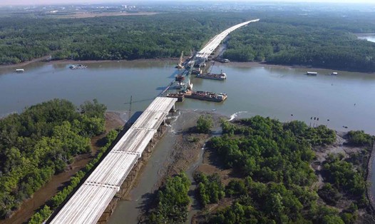 Cầu Thị Vải thuộc dự án cao tốc Bến Lức - Long Thành sẽ được hợp long trước ngày 30.4.2024. Ảnh: Hà Anh Chiến