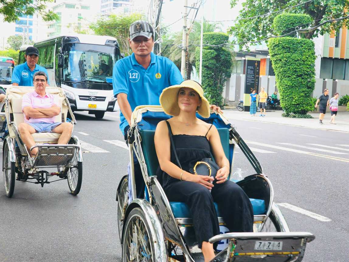 Du khách quốc tế trải nghiệm tour du lịch tham quan Nha Trang bằng xích lô trong kỳ nghỉ đầu tiên của năm mới. Ảnh: Phương Linh