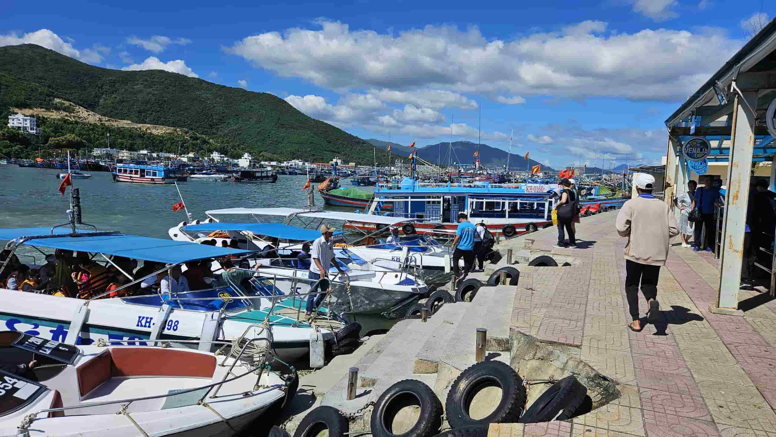 Dịp lễ này, Nha Trang hút khách du lịch dịp lễ, thời tiết thuận lợi. Ảnh: Hữu Long