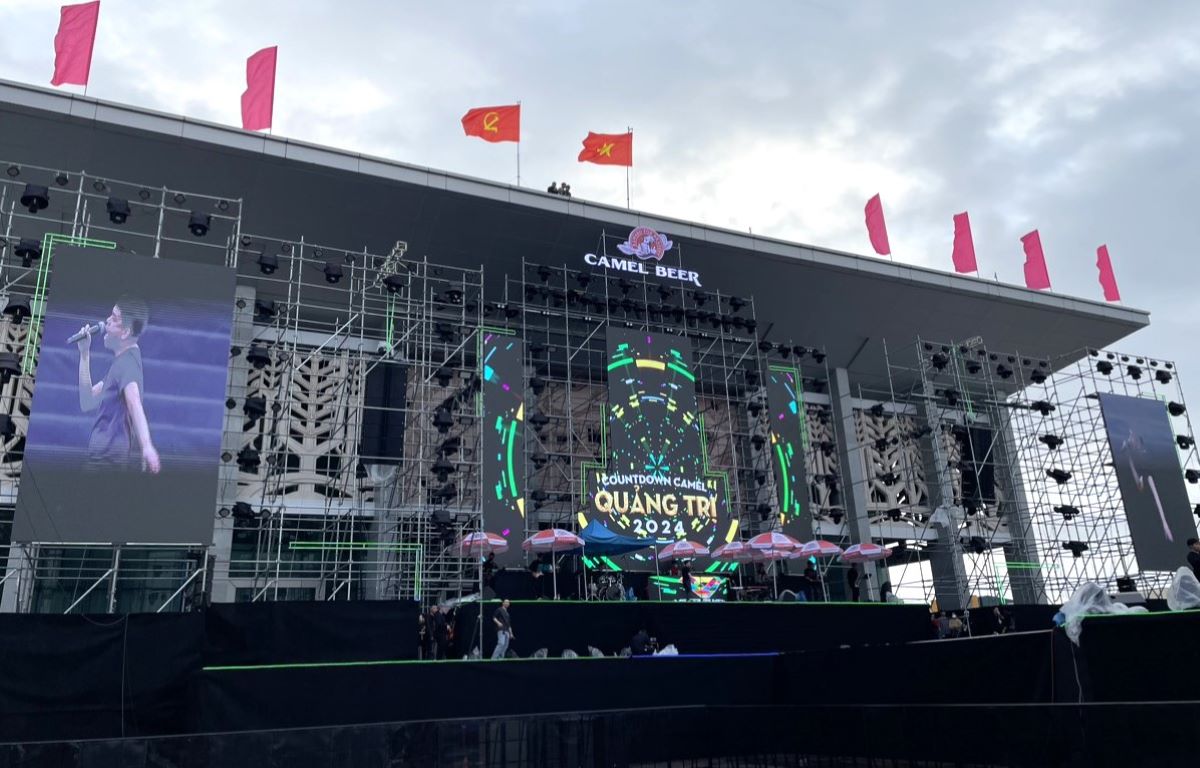 Sân khấu phục vụ chương trình chào năm mới 2024 ở Quảng Trị. Ảnh: Hưng Thơ