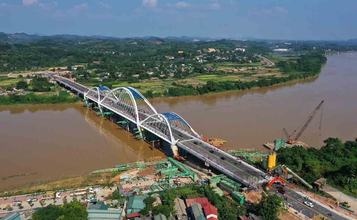 Cầu Giới Phiên có kiến trúc mỹ thuật đẹp nhất trong số các cầu ở tỉnh Yên Bái, là điểm nhấn mỹ quan, phát triển không gian đô thị thành phố hiện đại. Ảnh: Bảo Nguyên