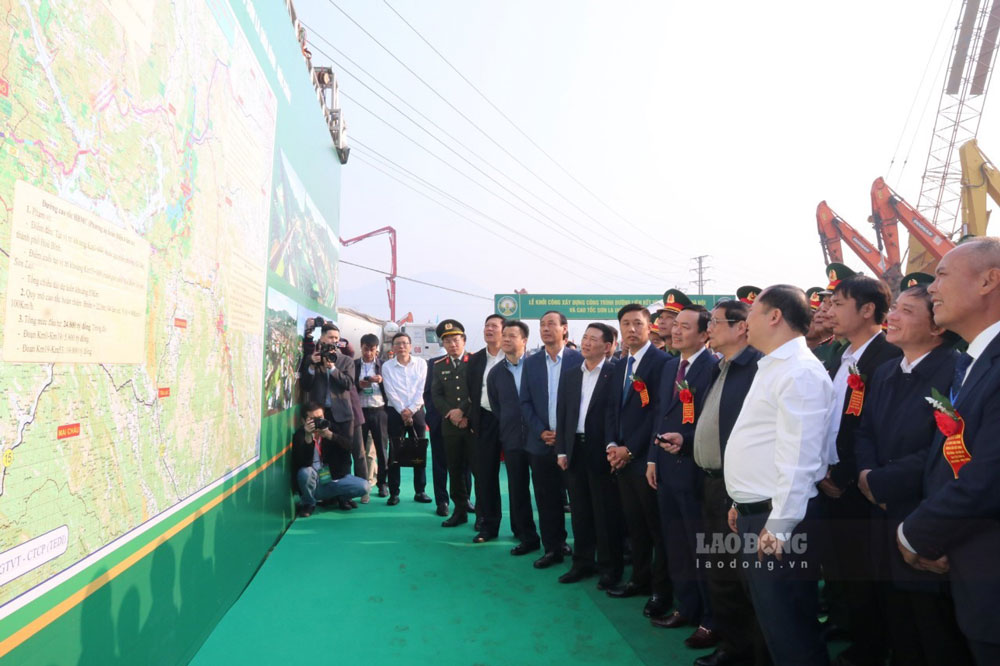 Thủ tướng xem bản đồ quy hoạch liên kết giao thông vùng Hà Nội - Hòa Bình. 