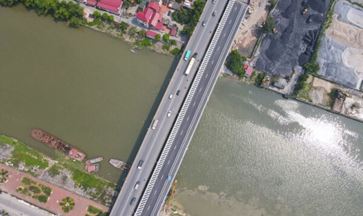 Cầu Như Nguyệt được đầu tư mở rộng từ 2 làn xe lên 4 làn xe, rộng 33m để đồng bộ với khổ đường trên toàn tuyến cao tốc. Ảnh: Vân Trường
