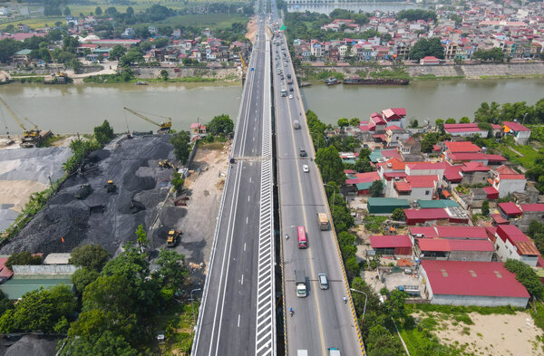 Cầu Như Nguyệt mở rộng đã tháo gỡ điểm nghẽn trên quốc lộ 1 nối Hà Nội, Bắc Ninh lên Bắc Giang, Lạng Sơn. Ảnh: Vân Trường 