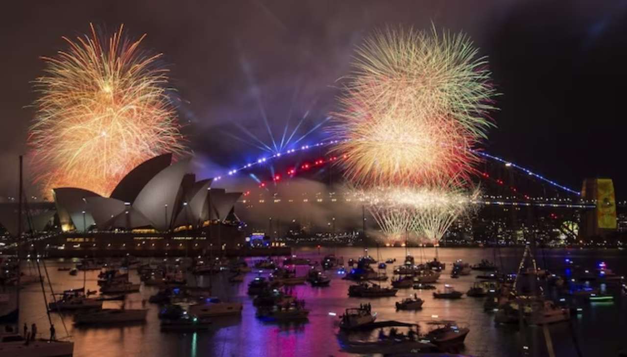 Pháo hoa mừng năm mới ở Nhà hát Sydney Opera và Cầu cảng Sydney. Ảnh chụp màn hình