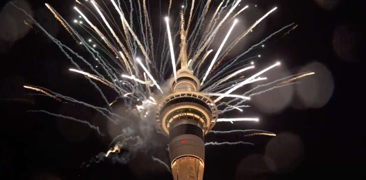 Pháo hoa mừng năm mới 2024 ở Sky Tower, Auckland, New Zealand. Ảnh chụp màn hình