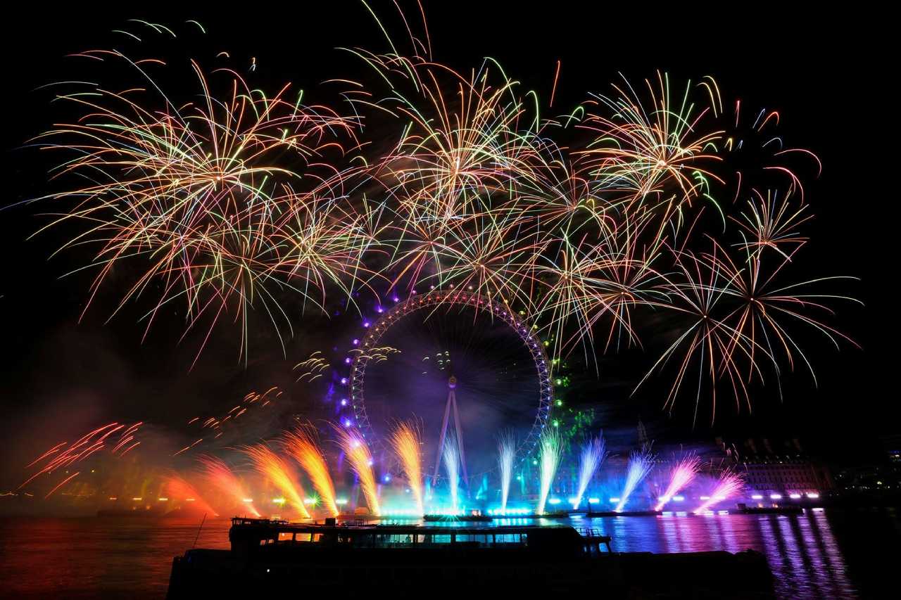 Pháo hoa ở vòng quay London Eye ngày 1.1.2023. Ảnh: Reuters