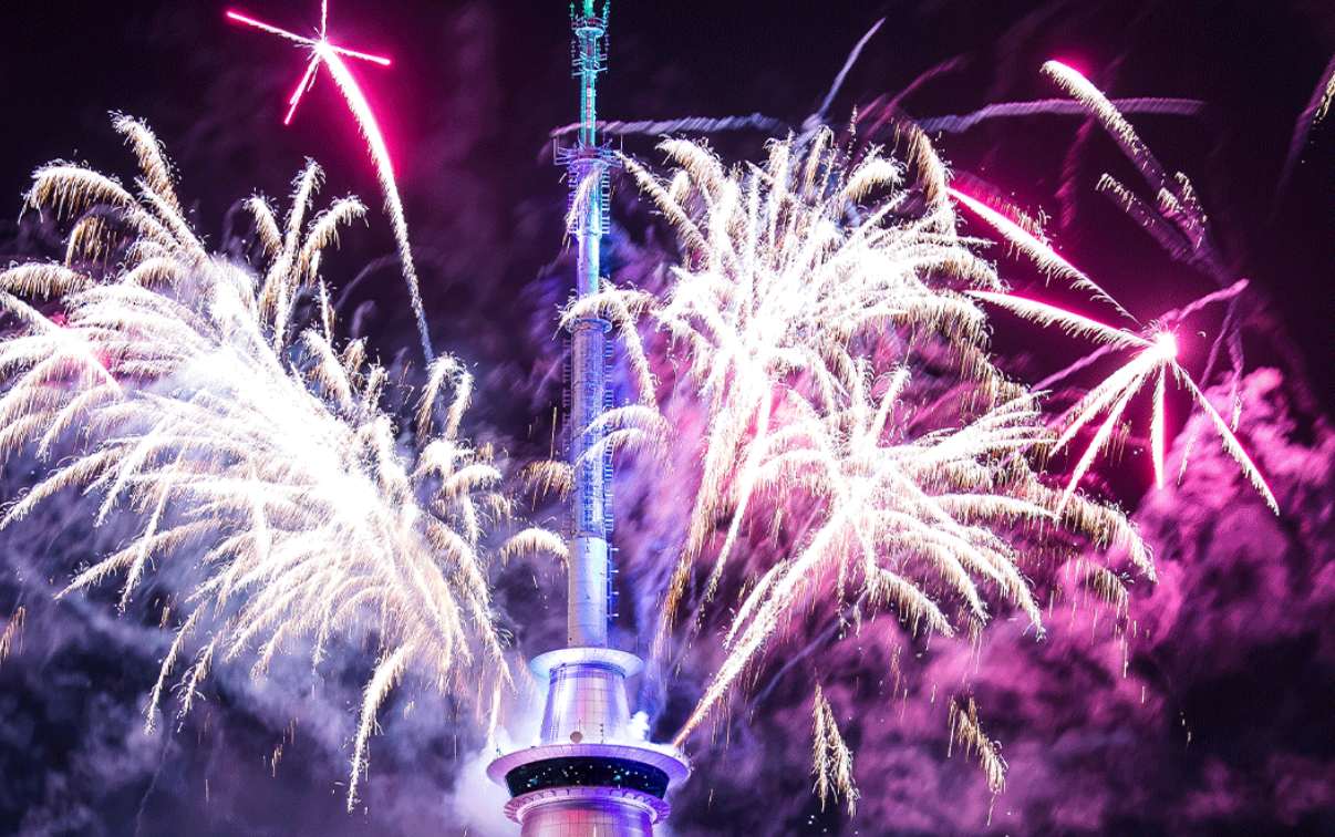 Pháo hoa rực sáng bầu trời Auckland, New Zealand chào đón năm mới 2024. Ảnh chụp màn hình