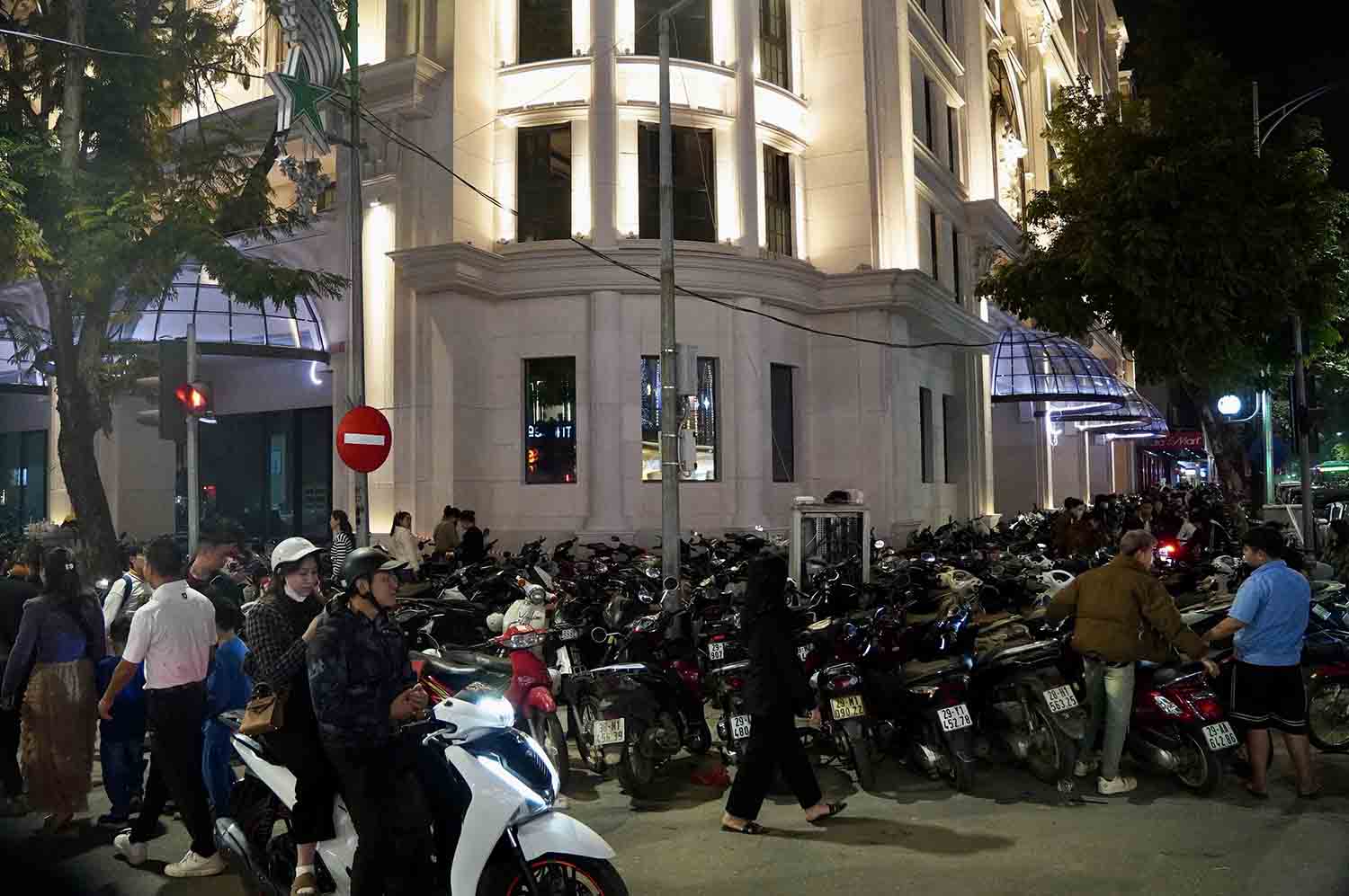 Bãi xe tại ngã tư phố Hàng Bài - Hai Bà Trưng thu giá 80.000 đồng/lượt xe máy. Ảnh: Hữu Chánh