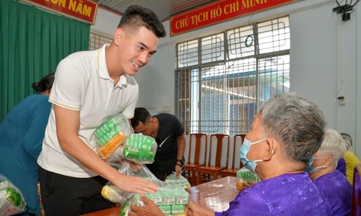 Tiền đạo Nguyễn Tiến Linh đi làm từ thiện. Ảnh: FBNV