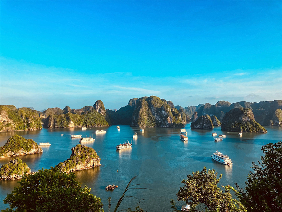 Vịnh Hạ Long nhìn từ trên cao. Ảnh: Unsplash