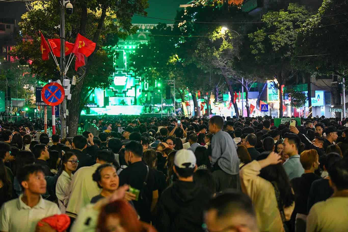 Vào 20h00, có chương trình nghệ thuật Đếm ngược - Countdown tổ chức theo hình thức xã hội hóa tại Quảng trường Đông kinh Nghĩa thục. 