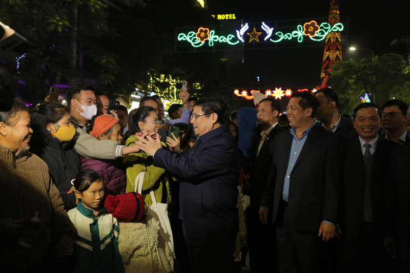 Ngay trước thời khắc chuyển giao năm mới 2024, người dân phố núi Cao Bằng đón mừng sự hiện diện của Thủ tướng Chính phủ Phạm Minh Chính. Ảnh: Tân Văn.