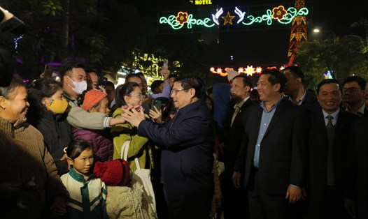 Ngay trước thời khắc chuyển giao năm mới 2024, người dân phố núi Cao Bằng đón mừng sự hiện diện của Thủ tướng Chính phủ Phạm Minh Chính. Ảnh: Tân Văn.
