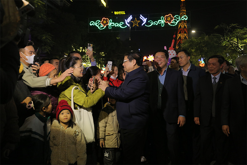 Tối 31.12, trong khuôn khổ chương trình nghệ thuật phố đi bộ Kim Đồng đón chào năm mới dương lịch 2024, Thủ tướng Chính phủ đã có dịp chung vui niềm vui năm mới cùng nhân dân tỉnh Cao Bằng.