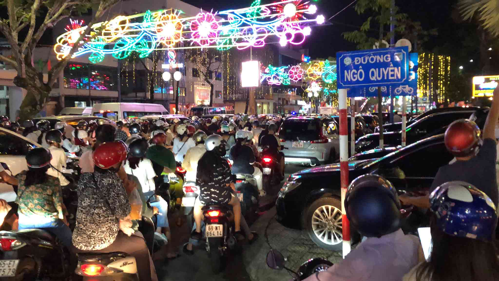 òn tại tuyến đường Ngô Quyền, tình trạng kẹt xe diễn ra phức tạp, mật độ phương tiện đông đúc.