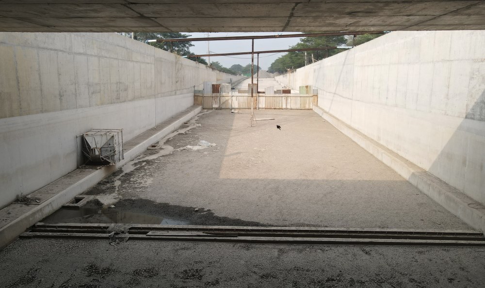  Công trình này khởi công cách đây hơn 3 năm, trong đó giai đoạn một có tổng vốn 830 tỉ đồng với hai hầm ở mỗi chiều đường Nguyễn Văn Linh, mỗi hầm dài 456m, ba làn xe. Phía trên, dự án làm đảo tròn cùng các nhánh rẽ kết nối.