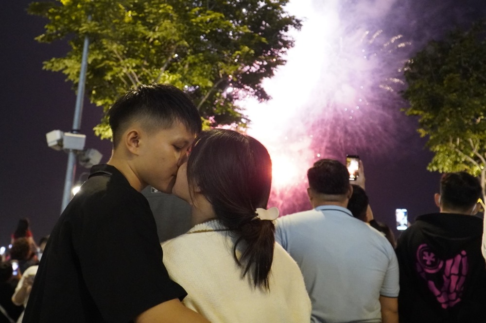 Trong vô số những người có mặt tại phố đi bộ Nguyễn Huệ, ngay thời khắc chuyển giao năm cũ và năm mới, anh .... (27 tuổi, ngụ Q.8) đã dành một nụ hôn đặc biệt cho người yêu  