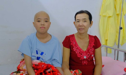Bà Trang (mẹ Trúc Linh) từ quê lên chăm sóc Trúc Linh khi em đang điều trị tại Bệnh viện Huyết học - Truyền máu Cần Thơ. Ảnh: Mỹ Ly