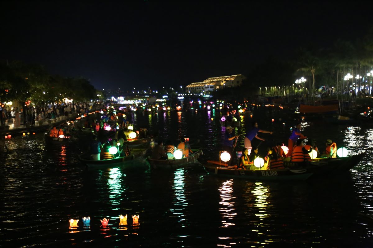   Phía dưới sông Hoài, rất đông du khách trải nghiệm dịch vụ đi thuyền trên sông.   