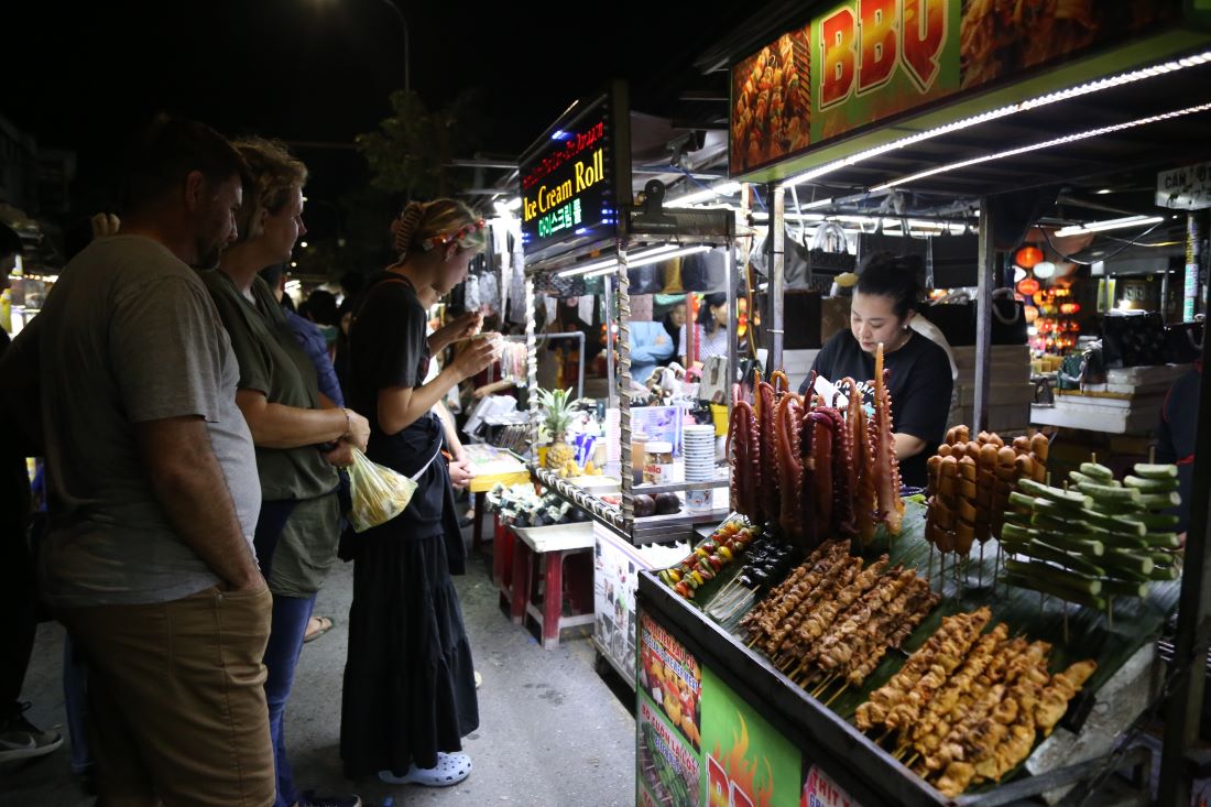 Chợ đêm Hội An nằm trên đường Nguyễn Hoàng cũng tấp nập du khách ra vào.