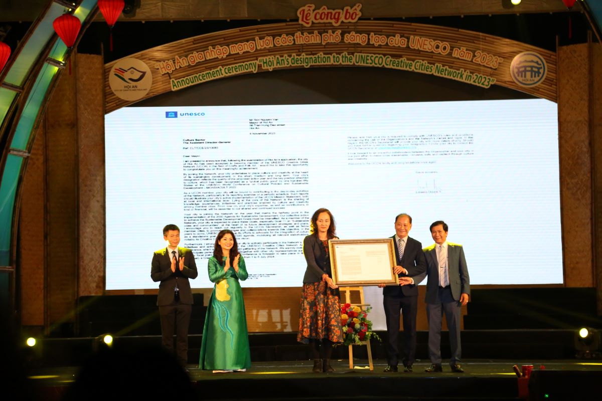 Đại diện Văn phòng UNESCO tại Việt Nam trao Bằng công nhận Hội An gia nhập Mạng lưới các Thành phố sáng tạo của UNESCO. Ảnh: Văn Trực