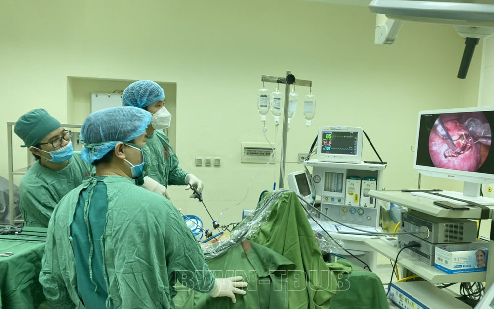 Các bác sĩ phẫu thuật cho người bệnh. Ảnh: BVCC