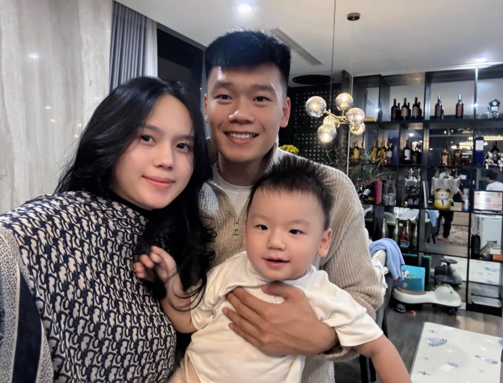 Trung vệ Nguyễn Thành Chung đón năm mới 2024 cùng vợ con tại nhà riêng. Trước đó ít ngày, cầu thủ này đã chia tay tuyển Việt Nam khi đang chuẩn bị cho Asian Cup 2023 do không kịp bình phục chấn thương. Ảnh: FBNV  