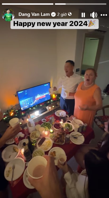 Thủ môn Đặng Văn Lâm quây quần bên gia đình để cùng ăn uống, hát đón giao thừa. Ảnh cắt từ video